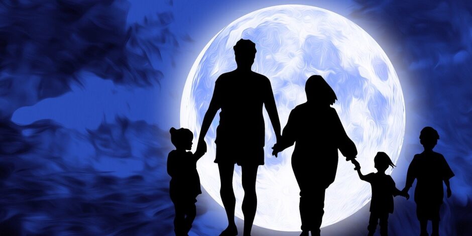 Family in a full moon as a sign of relationship astrology.